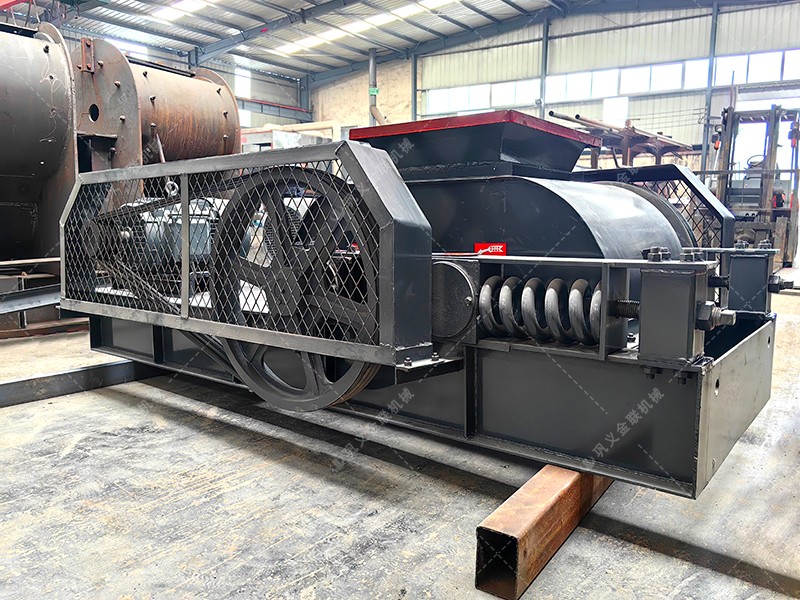 雙齒輥破碎機(jī)在破碎大塊難碎物料時(shí),如何確保破碎效果? 雙齒輥破碎機(jī)在破碎大塊難碎物料時(shí),如何確保破碎效果?