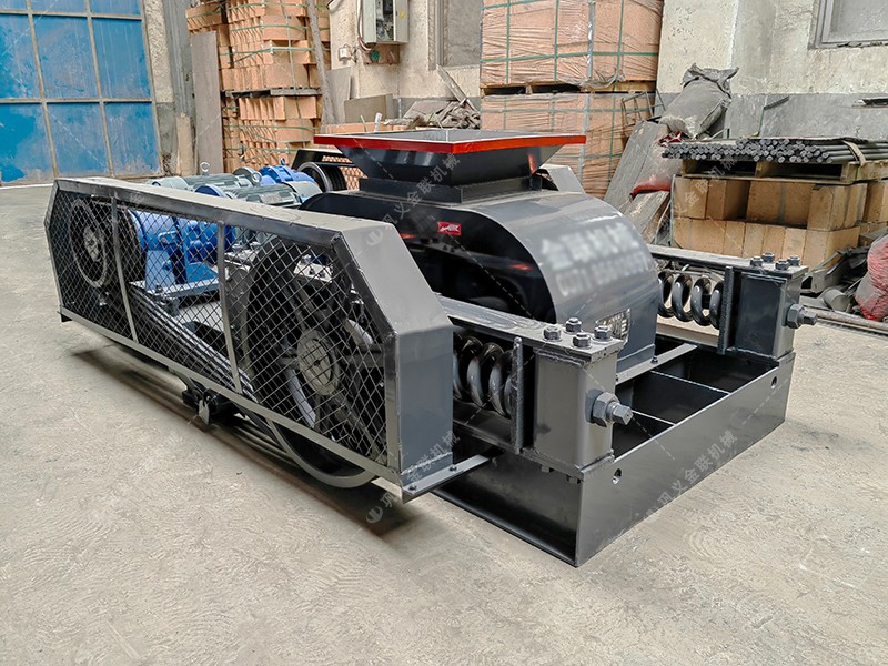 雙齒輥破碎機(jī)在破碎大塊難碎物料時(shí),如何確保破碎效果? 雙齒輥破碎機(jī)在破碎大塊難碎物料時(shí),如何確保破碎效果?